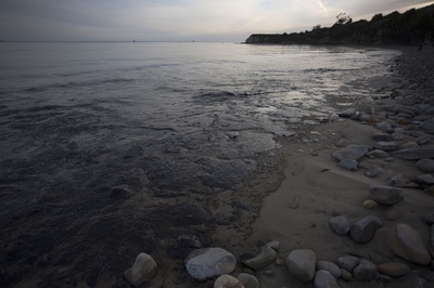 米加州でパイプライン破裂、太平洋に石油流出