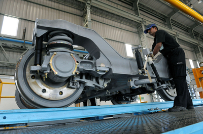 デリーメトロの地下鉄車両がロールアウト、インド