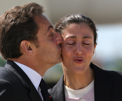 ベタンクール氏、第2の故郷フランスに到着