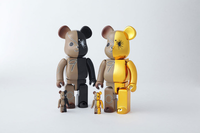 「ミハラ ヤスヒロ×ベアブリック」アイコニックなデザインがトイに