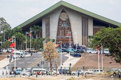 パプアの警官と兵士ら、APEC手当の支払い求め議事堂に乱入