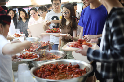真っ赤にゆで上がったザリガニ、母校の思い出「胃の中に」 南京の大学