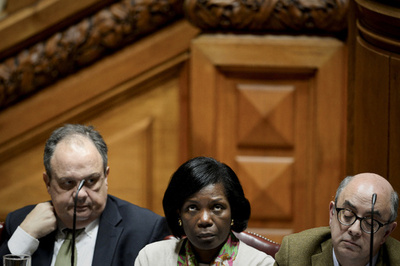 記者に「平手打ち」発言の文化相辞任、ポルトガル