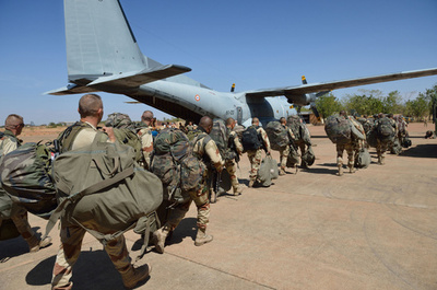 マリ介入の仏軍、初の地上戦の準備進める