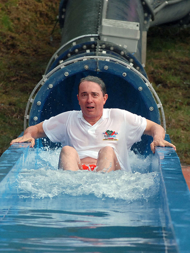 すべり台、水も滴る大統領