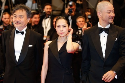 『岸辺の旅』の深津絵里、浅野忠信らレッドカーペットに カンヌ