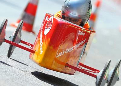 重力だけで坂道を疾走、ベルリン