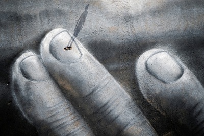 【今日の1枚】世界をつなぐ「人間の鎖」 巨大アートで表現