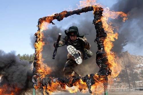 銃を持って火の輪くぐり 中国の軍事訓練 写真11枚 ファッション ニュースならmode Press Powered By Afpbb News