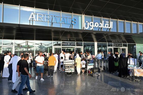 クウェート国際空港で火災、無人機が燃料タンクに直撃