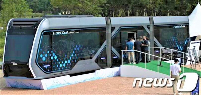 水素トラムコンセプト車両を観覧する市民ら(c)news1