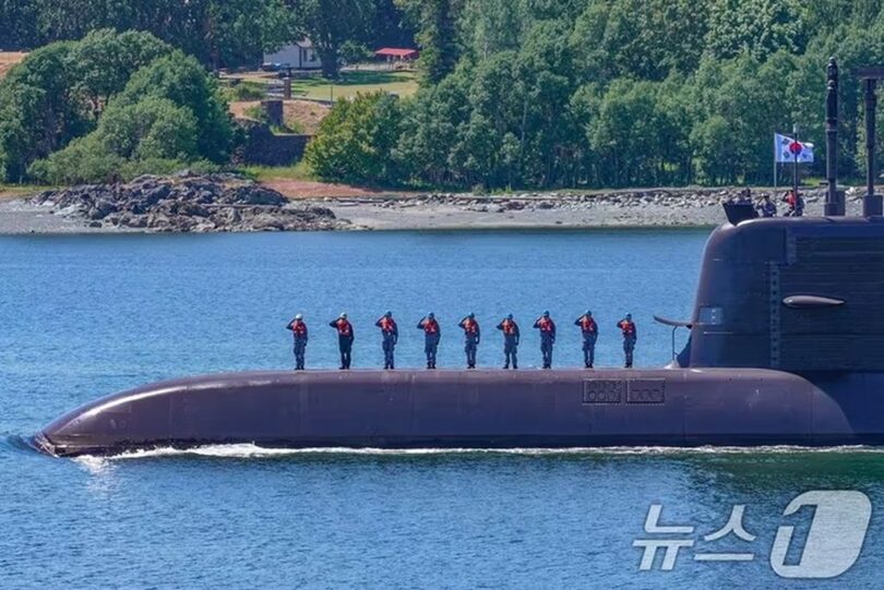 カナダ西部ビクトリアのエスクワイモルト基地を出港する韓国海軍の3000トン級潜水艦「島山安昌浩」（SS-III）(c)news1