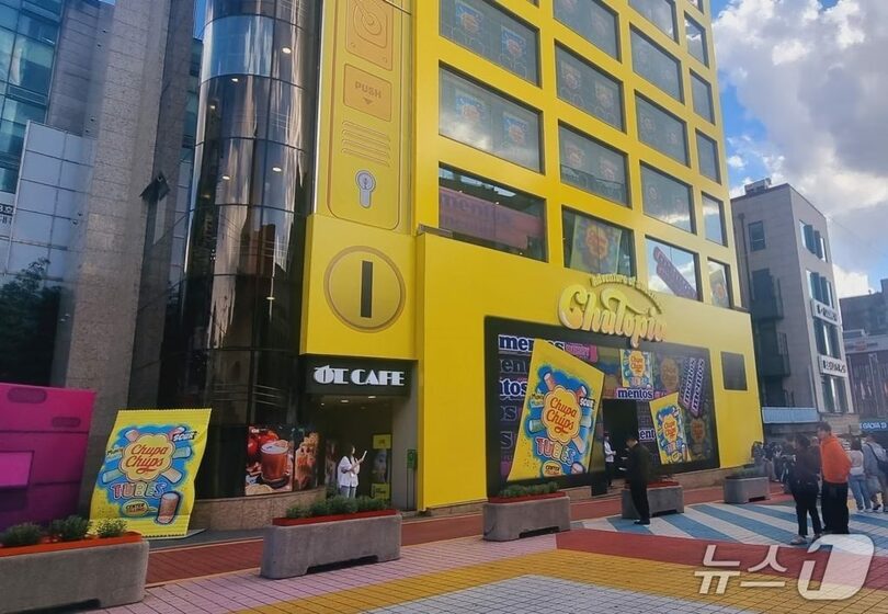 ソウル・弘大に登場した巨大なキャンディ自販機(c)news1