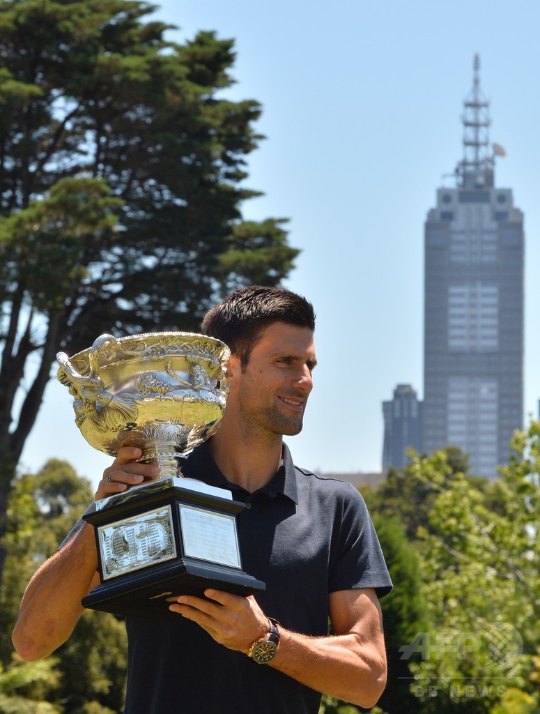 全豪制覇一夜、ジョコビッチがメルボルン市内で写真撮影