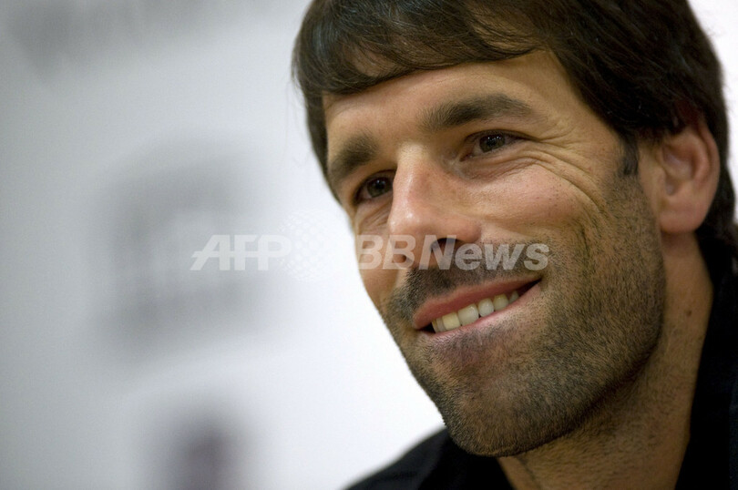 元オランダ代表のファン・ニステルローイが現役引退を発表