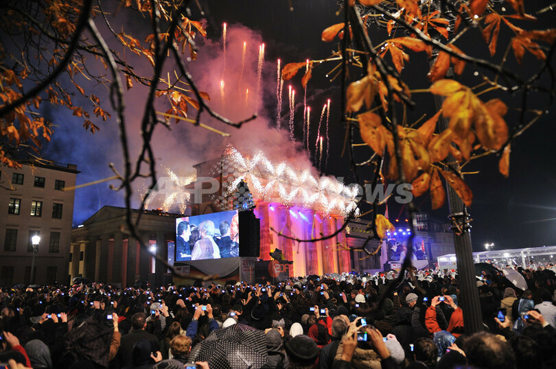 「ベルリンの壁」崩壊20年を祝う巨大ドミノ倒し