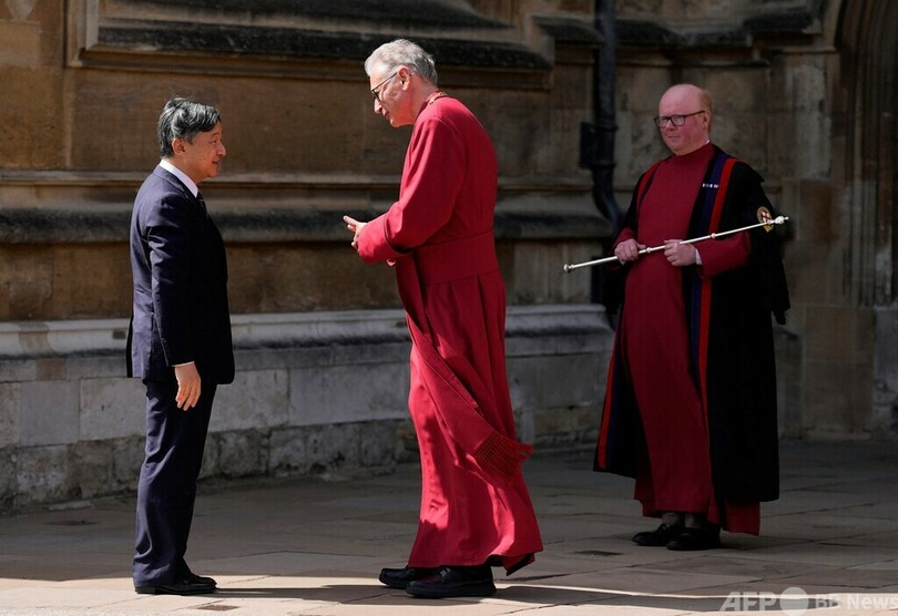 天皇陛下、エリザベス女王の墓に供花