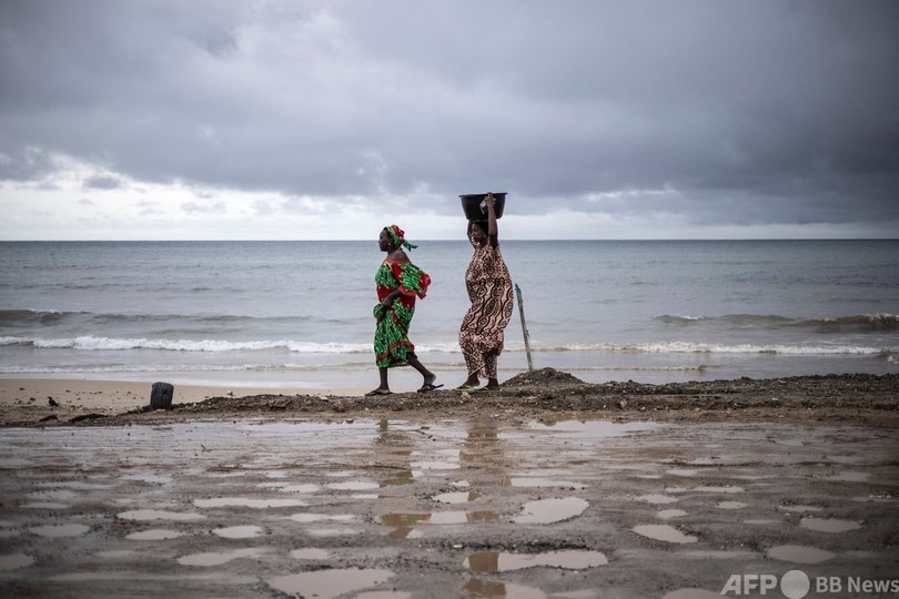 馬も人も水に漬かって移動…セネガル首都で洪水