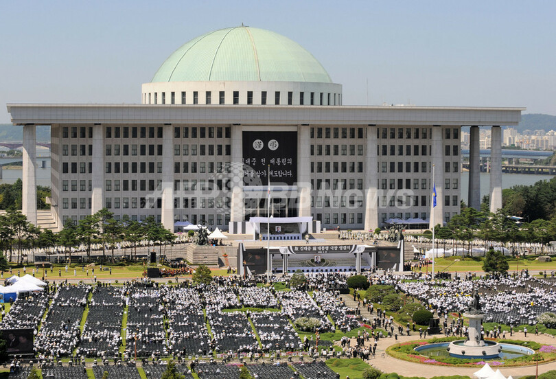 金大中元大統領に最後の別れ、韓国で国葬