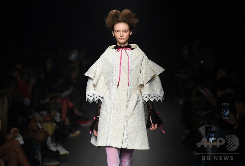 「カワイイ」ファッションは「無力さ」の象徴か、自己表現か