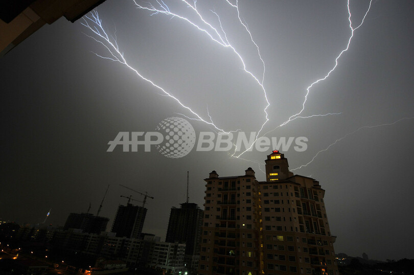 マレーシアを襲った稲妻 写真1枚 国際ニュース Afpbb News