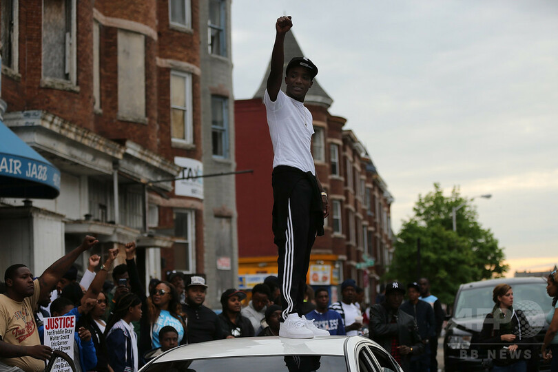 黒人青年死亡で警官訴追のボルティモア、市民ら歓喜の行進
