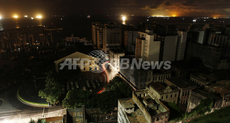 暗闇に包まれるブラジルの街、変電設備故障で大規模停電