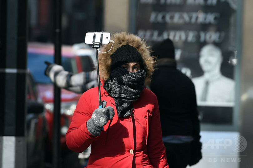 寒さにもめげず…早朝のマンハッタンを行く人たち