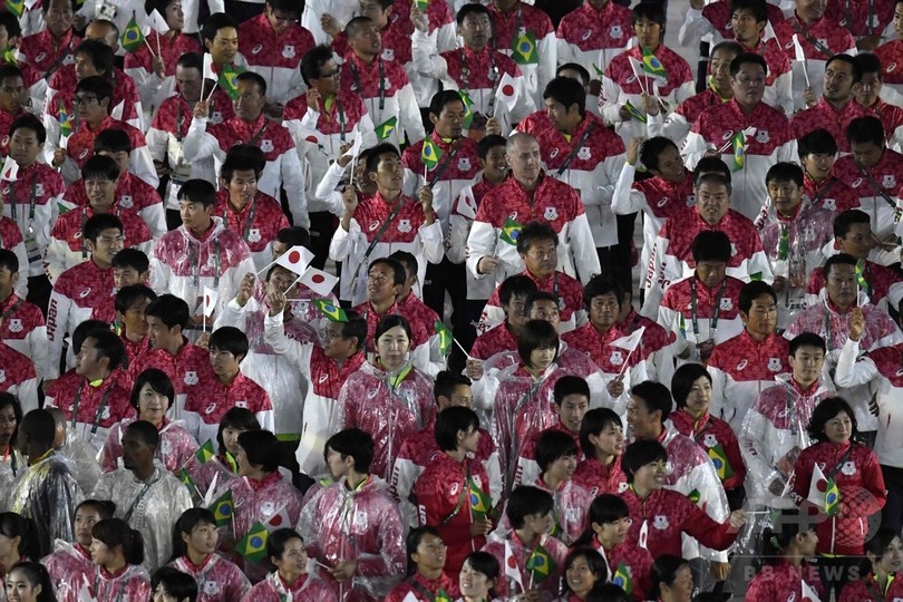 戦い終えた日本選手団 リオ五輪閉会式に登場 写真8枚 国際ニュース Afpbb News