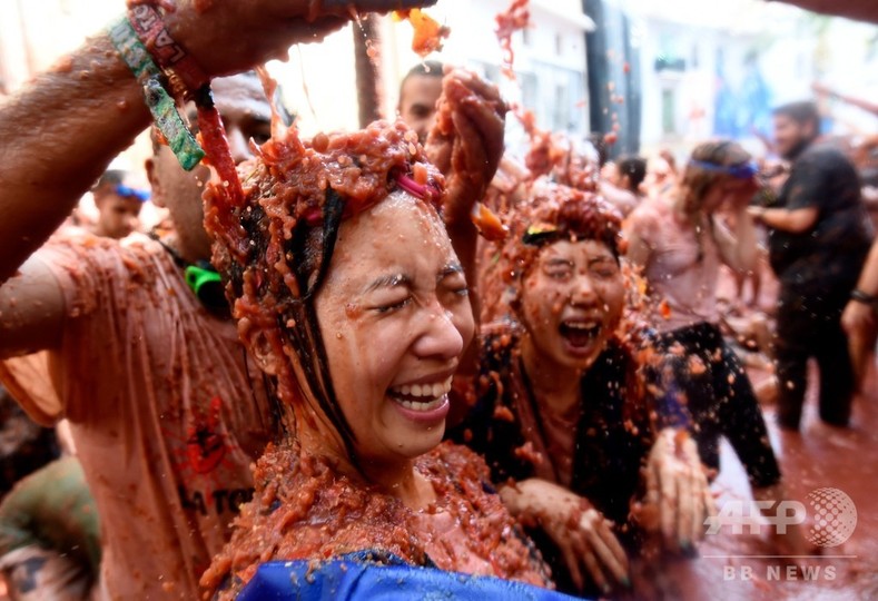 真っ赤になって大はしゃぎ スペインのトマト祭り開催 写真18枚 国際ニュース Afpbb News
