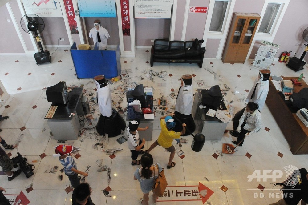 仕事うまくいかず 交差点で大量の100元札ばらまく 中国 福建省 写真1枚 国際ニュース Afpbb News