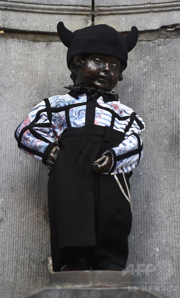 ゴルチエ、小便小僧の衣装をデザイン