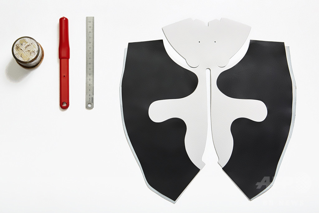 「ロエベ」アニマルシリーズから“パンダミニバッグ”登場