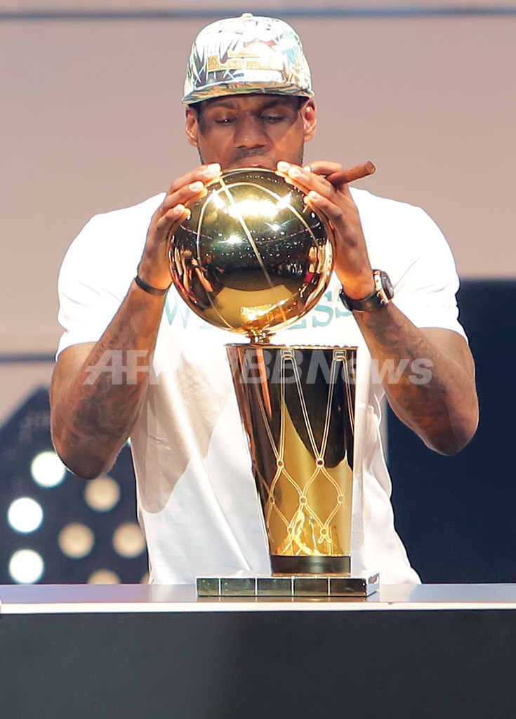 NBAファイナル連覇のマイアミ・ヒートが優勝パレード 写真15枚