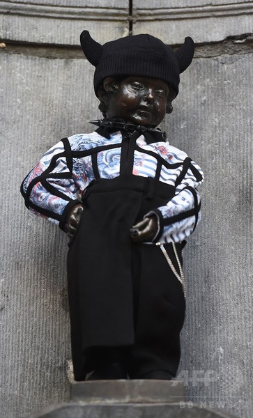 ゴルチエ、小便小僧の衣装をデザイン