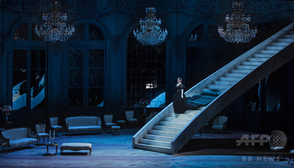 「ヴァレンティノ」によるオペラ「椿姫」にセレブ集結