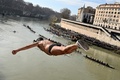 伊ローマのテベレ川に飛び込む人（2023年1月1日撮影）。(c)Tiziana FABI / AFP