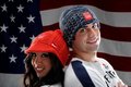 米テレビ局%%NBC%%と米国五輪委員会（%%US Olympic Committee%%、%%USOC%%）が12日、ロサンゼルス（Los Angeles）のスマッシュボックス・スタジオ（Smashbox Studios）でプロモーション用の写真撮影を行い、米国のフィギュアスケート選手などが参加した。写真はカメラに向けてポーズをとるキオーナ・マクラフリン（%%Keauna McLaughlin%%、左）とロックニ・ブルーベーカー（%%Rockne Brubaker%%）。（2009年5月12日撮影）(c)AFP/Getty Images/Harry How