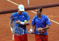男子テニス、国別対抗戦のデビスカップ（Davis Cup 2012）は6日、ワールドグループ準々決勝が各地で行われ、チェコはセルビアとの通算成績をを2勝1敗とした。

チェコのラデク・ステパネク（Radek Stepanek）/トマス・ベルディハ（Tomas Berdych）組は6-4、6-2、7-6でセルビアのネナッド・ジモンイッチ（Nenad Zimonjic）/イリャ・ボゾリャッチ（Ilia Bozoljac）組に勝利した。

試合中に言葉を交わすチェコのラデク・ステパネク（右）とトマス・ベルディハ（2012年4月7日撮影）。(c)AFP/MICHAL CIZEK