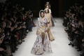 仏パリで発表された「ジュリアン・フルニー」15年春夏パリ・オートクチュールコレクション（2015年1月27日撮影）。(c)AFP/FRANCOIS GUILLOT