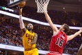 14-15NBAプレーオフ・イースタンカンファレンス準決勝（7回戦制）、クリーブランド・キャバリアーズ対シカゴ・ブルズ。シカゴ・ブルズのパウ・ガソル（右）をかわし得点を狙うクリーブランド・キャバリアーズのレブロン・ジェームズ（2015年5月6日撮影）。(c)AFP/Getty Images/Jason Miller