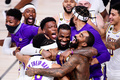 19-20NBAファイナル（7回戦制）第6戦、マイアミ・ヒート対ロサンゼルス・レイカーズ。チームメートと優勝を喜ぶロサンゼルス・レイカーズのレブロン・ジェームズ（中央、2020年10月11日撮影）。(c)Douglas P. DeFelice / GETTY IMAGES NORTH AMERICA / AFP