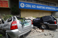 フィリピン・セブ（Cebu）市で、地震で損壊した自動車（2013年10月15日撮影）。(c)AFP