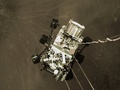 「スカイ・クレーン」で火星に降ろされる米航空宇宙局（NASA）の火星探査車「パーシビアランス」（2021年2月18日撮影）。(c)AFP PHOTO / NASA