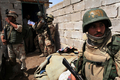 2008年4月12日、イラク南部バスラ（Basra）でパトロール中のイラク軍兵士。(c)AFP/ESSAM AL-SUDANI