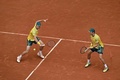 パリ五輪、テニス男子ダブルス。試合に臨むオーストラリアのマシュー・エブデン（右）/ジョン・ピアーズ組（2024年8月3日撮影）。(c)CARL DE SOUZA / AFP