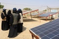 イエメン首都サヌア北西のアブスで太陽光発電所を運営するイマン・ハディさん率いる女性グループ（2021年3月9日撮影）。(c)AFP