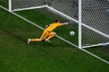 サッカー欧州選手権、グループB、フィンランド対ベルギー。オウンゴールを献上するフィンランドのルーカス・フラデツキー（2021年6月21日撮影）。(c)ANTON VAGANOV / POOL / AFP