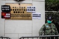 香港の警察署前で、警備に当たる警察官（2020年5月24日撮影）。(c)AFP/ISAAC LAWRENCE