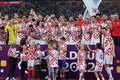 サッカーW杯カタール大会、3位決定戦、クロアチア対モロッコ。勝利を喜ぶクロアチアの選手と子どもたち（2022年12月17日撮影）。(c)KARIM JAAFAR/ AFP